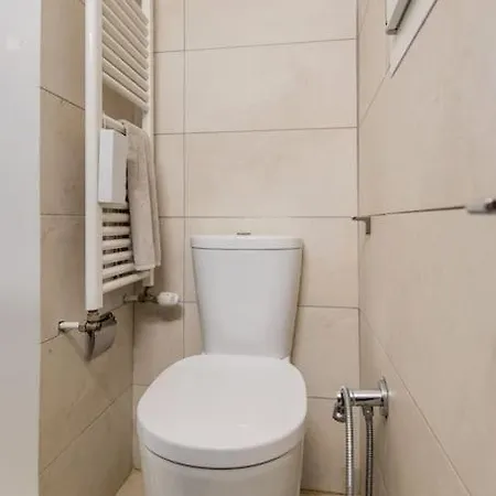 All'ombra Delle Due Torri Family דירה *