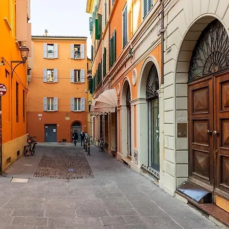 All'ombra Delle Due Torri Family 아파트 *